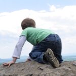 Kind klettert auf Berg